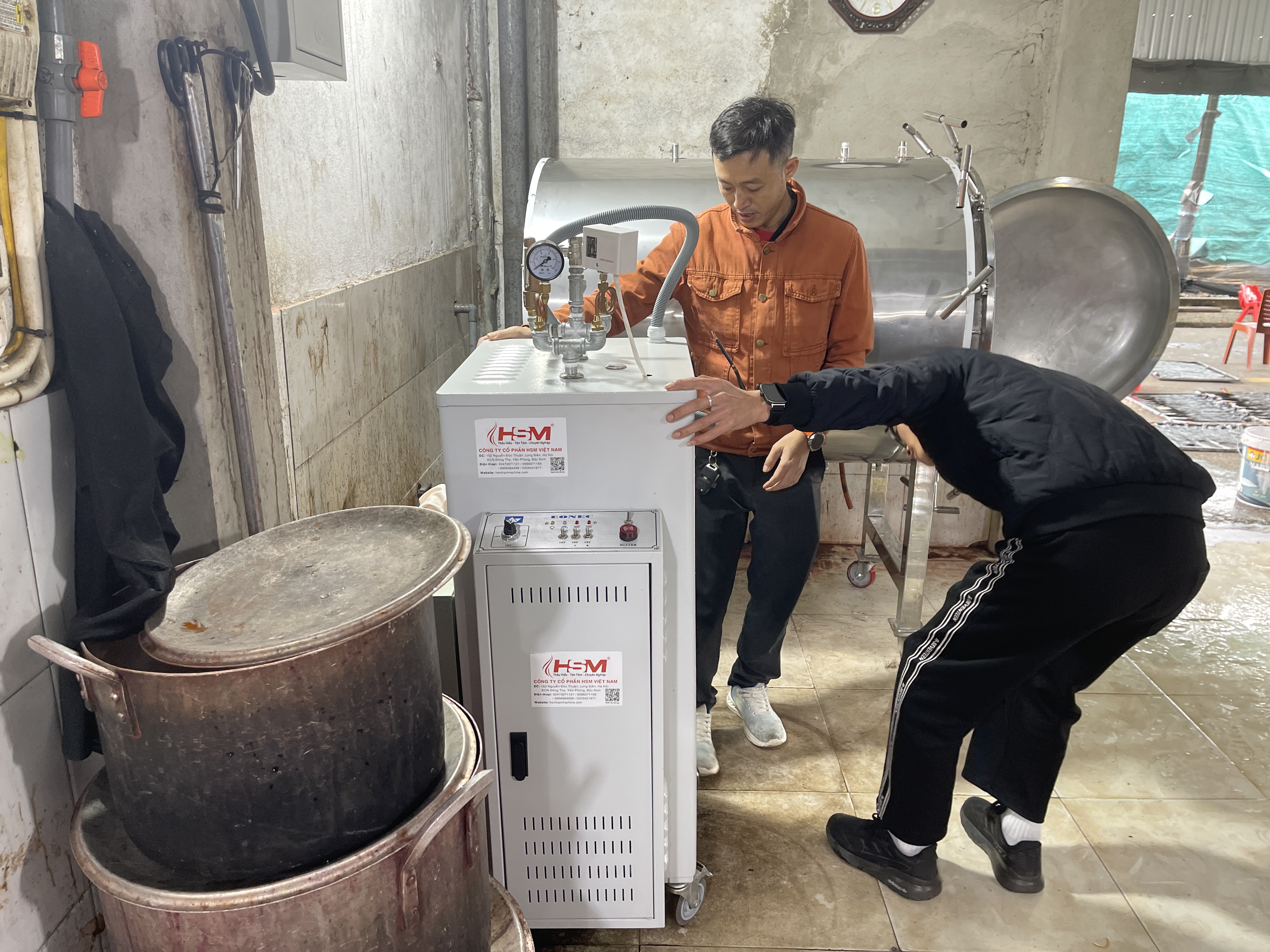 Lắp đặt hệ thống hấp xoăn và cung cấp nước nóng công suất lớn cho khách hàng